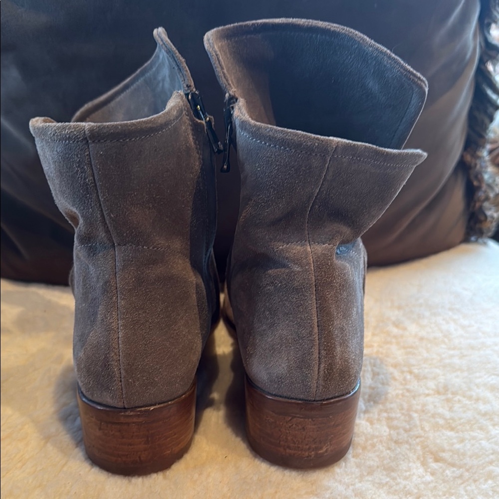 Like new Sundance Italian Suede zip up Slouch Boots with wooden heel and sole - Picture 5 of 16